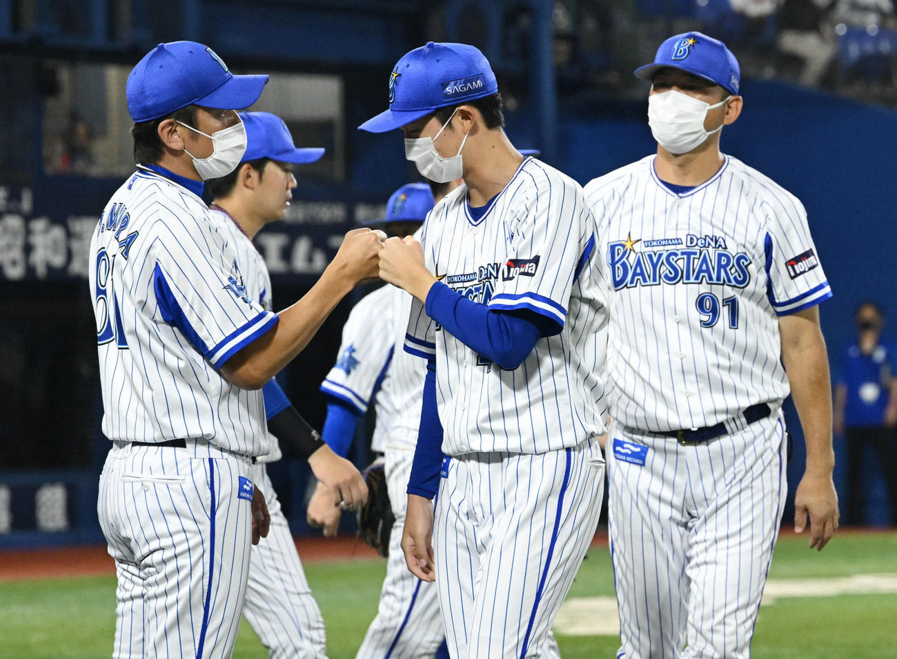 DeNA対広島　試合後、DeNA三浦監督（左）は勝利投手の京山とタッチを交わす（撮影・滝沢徹郎）