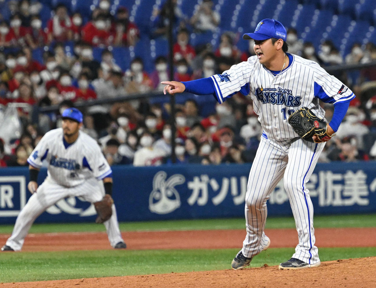 DeNA対広島　9回表、DeNA4番手で登板し試合を締めた山崎（撮影・滝沢徹郎）