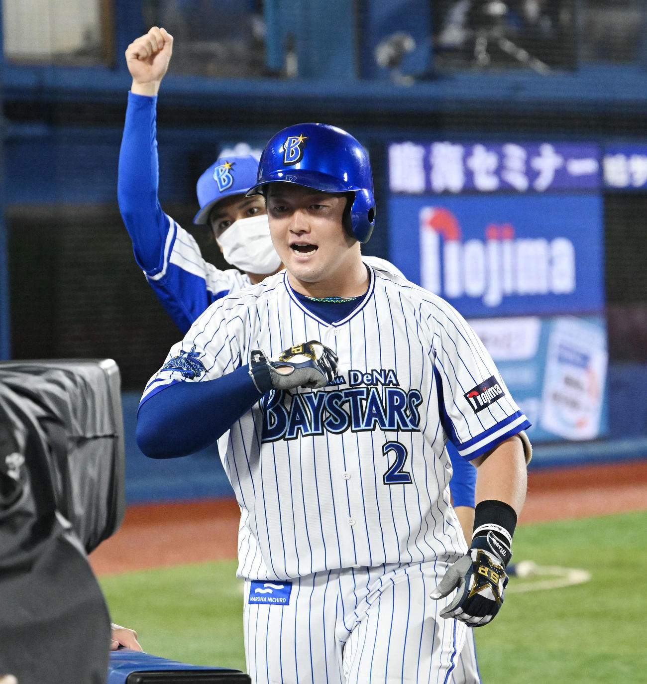 DeNA対広島　3回裏DeNA2死、ソロ本塁打を放った牧（手前）は生還しポーズを決める（撮影・滝沢徹郎）