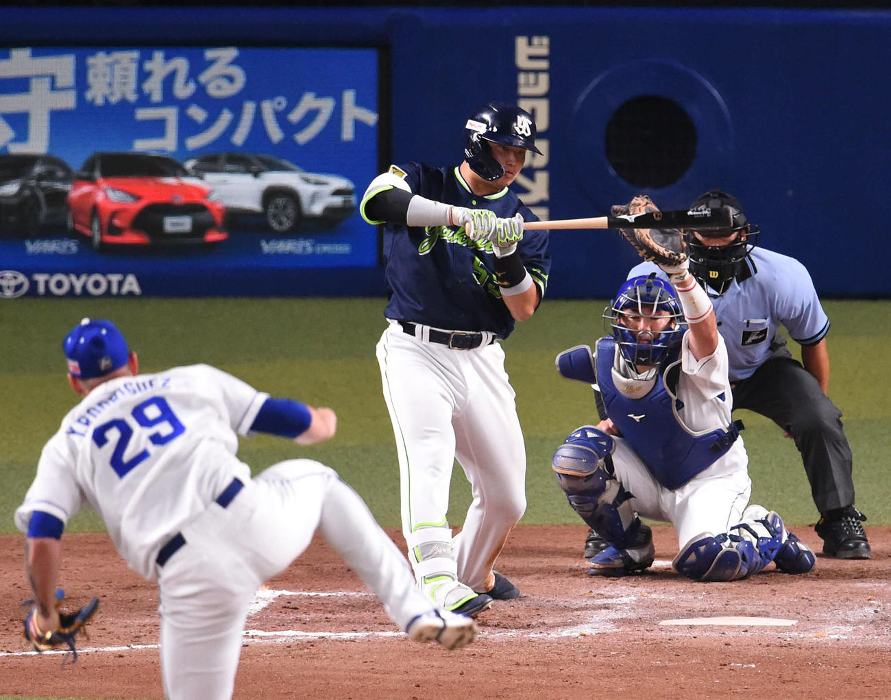 中日対ヤクルト　8回表ヤクルト無死、空振り三振に倒れる村上。投手ロドリゲス（撮影・森本幸一）