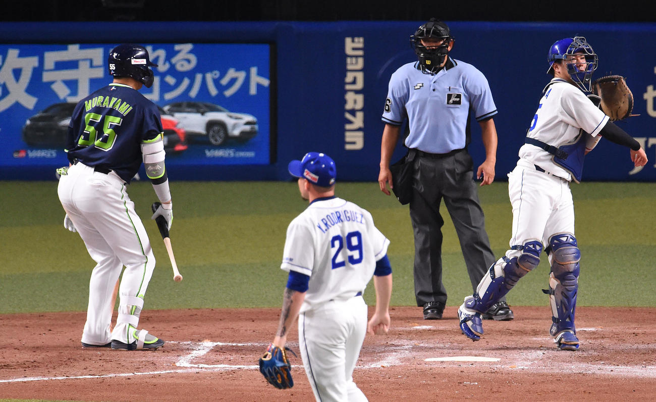 中日対ヤクルト　8回表ヤクルト無死、空振り三振に倒れる村上（左）投手はロドリゲス（撮影・森本幸一）