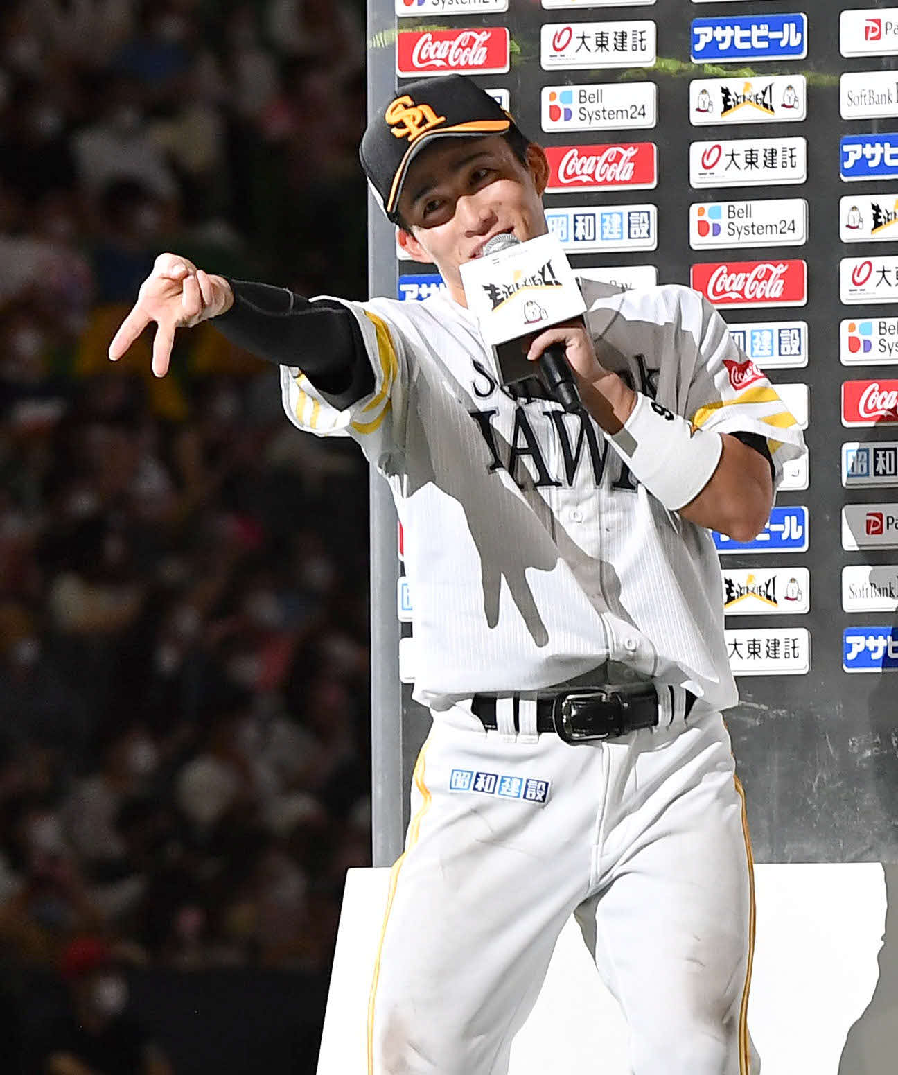 ソフトバンク対日本ハム　お立ち台で「いさみちゃんピース」でヒーローインタビューを締める野村勇（撮影・岩下翔太）