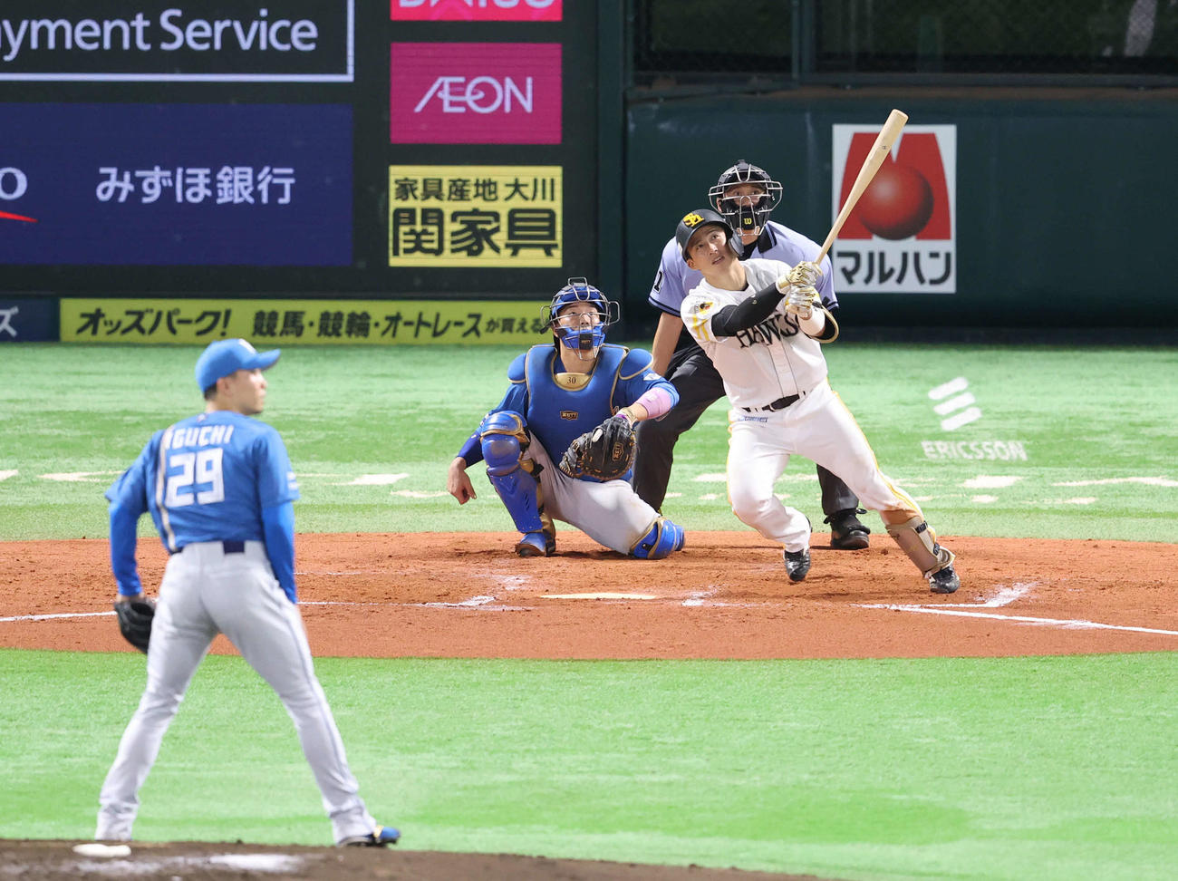 ソフトバンク対日本ハム　8回裏ソフトバンク1死、左越え本塁打を放つ野村勇（撮影・梅根麻紀）
