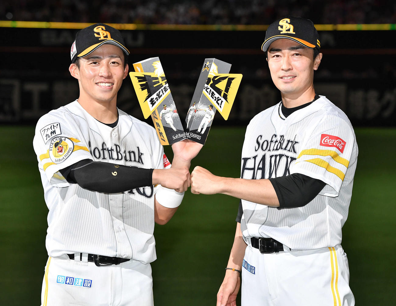 ソフトバンク対日本ハム　日本ハムに3連勝し、グータッチを交わす野村勇（左）と和田（撮影・岩下翔太）