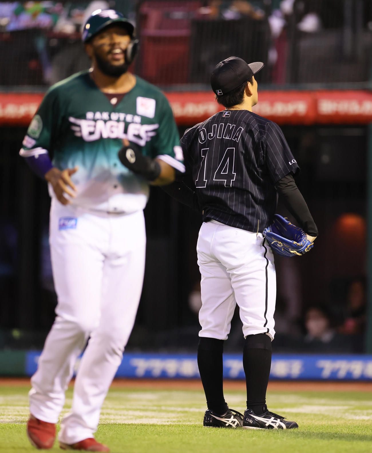 楽天対ロッテ　5回裏楽天2死一、二塁、小深田に適時二塁打を許しがっくりと肩を落とす小島（右）。左は生還したオコエ（撮影・足立雅史）