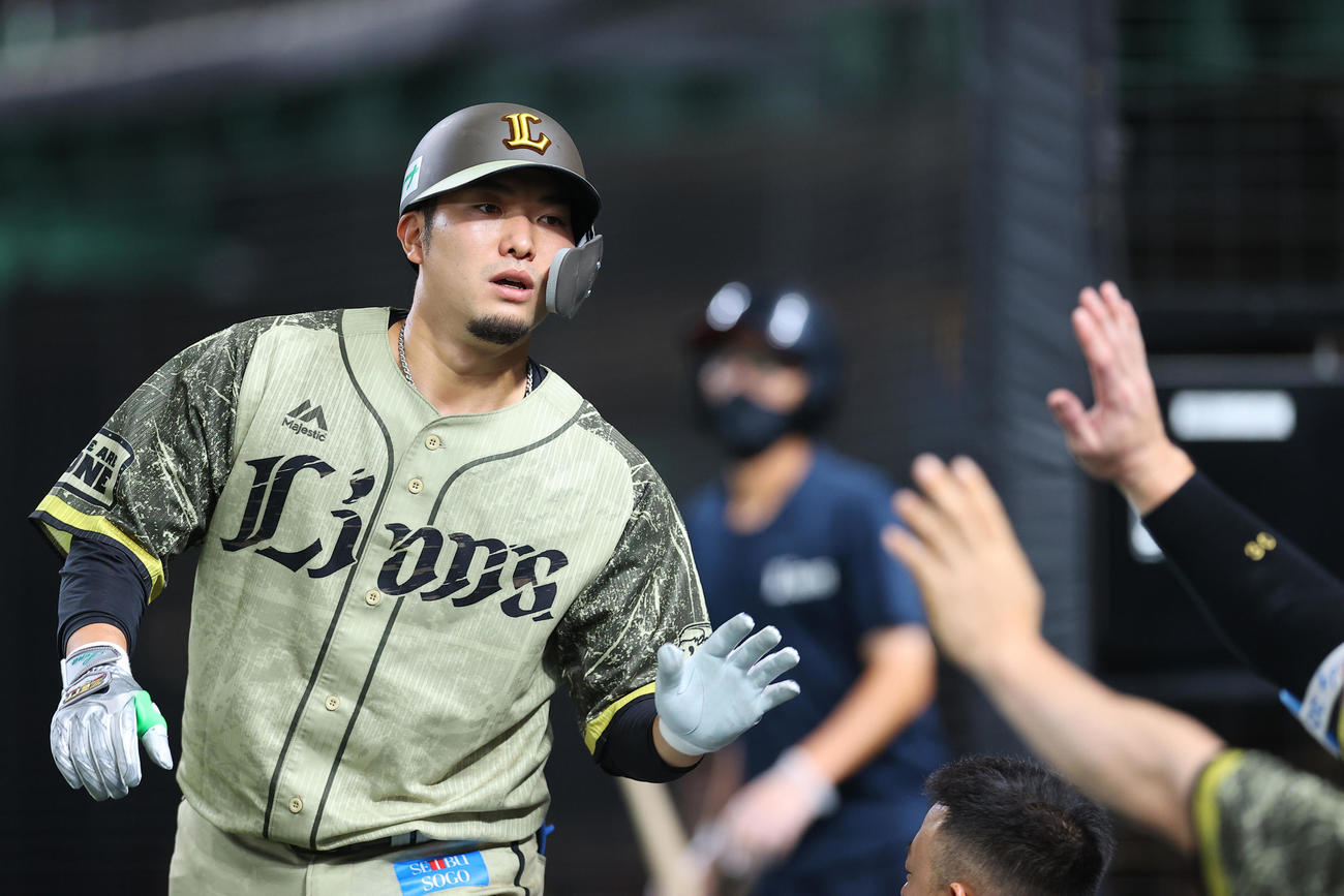 西武対オリックス　7回裏西武無死一塁、犠打を決めた柘植はナインの出迎えを受ける（撮影・垰建太）