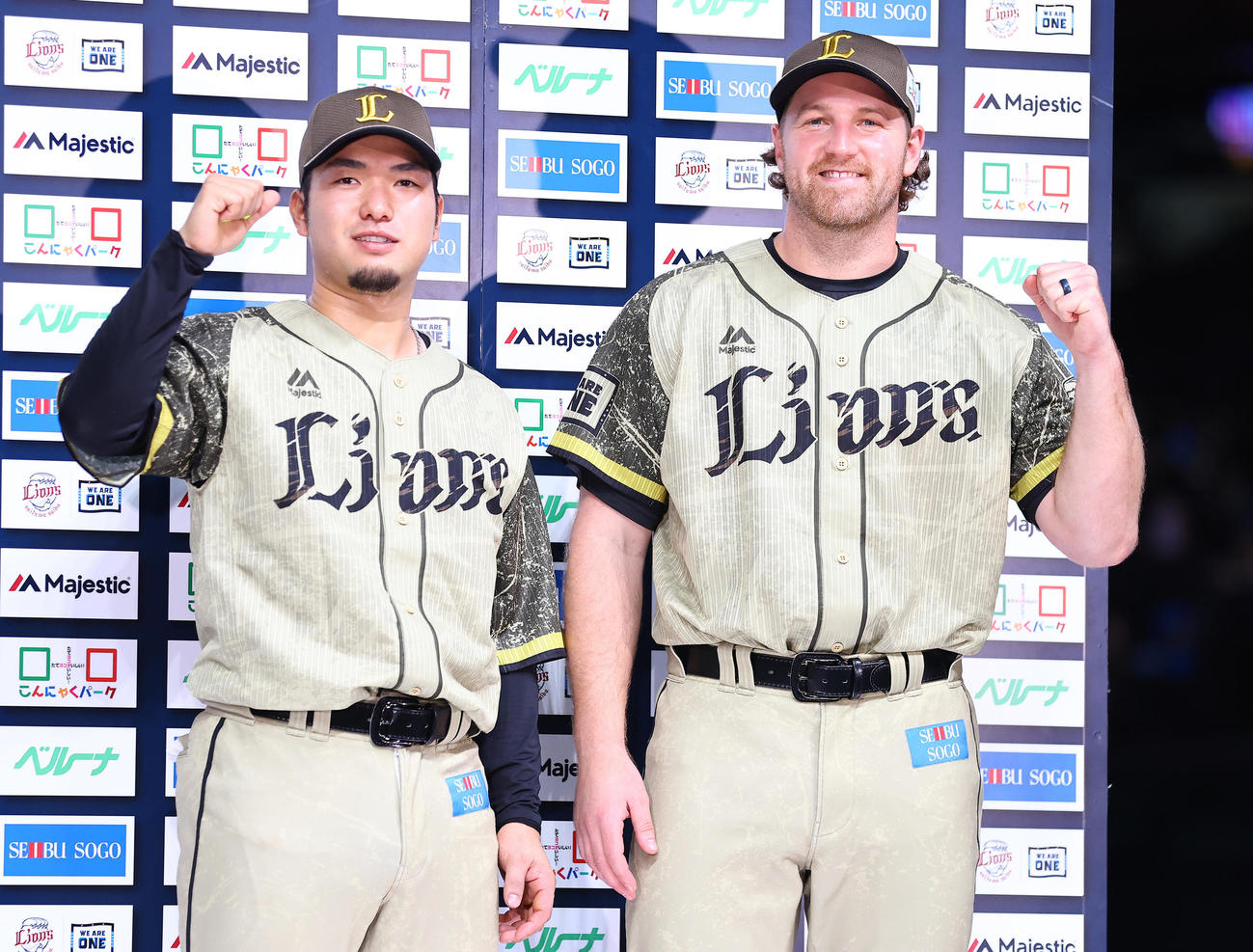 西武対オリックス　オリックスに勝利しヒーローの西武エンス（右）と柘植はガッツポーズで写真に納まる（撮影・垰建太）
