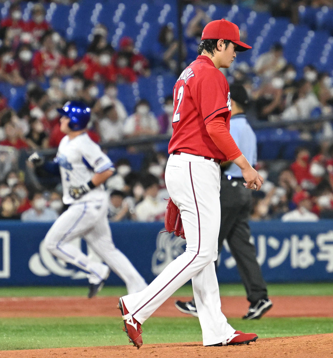 DeNA対広島　3回裏DeNA2死、牧（奥）にソロ本塁打を浴びる大道（撮影・滝沢徹郎）