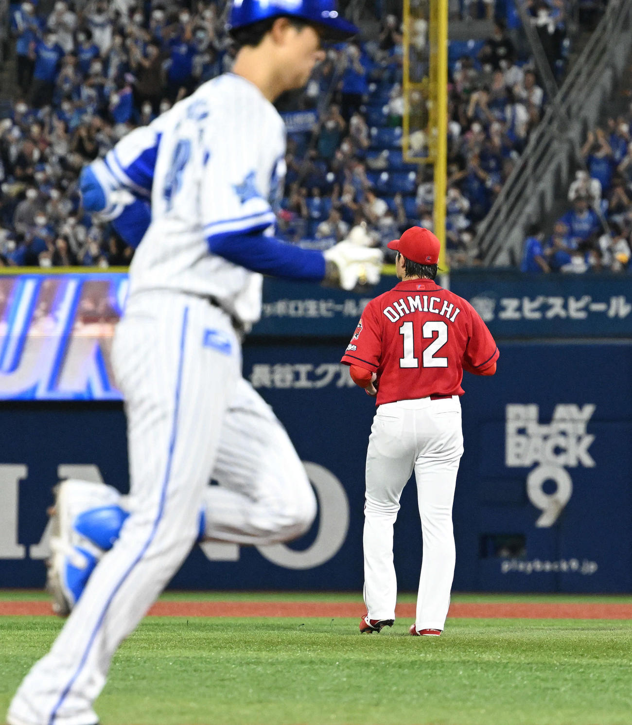 DeNA対広島　2回裏DeNA2死、京山（手前）にソロ本塁打を浴びる大道（撮影・滝沢徹郎）