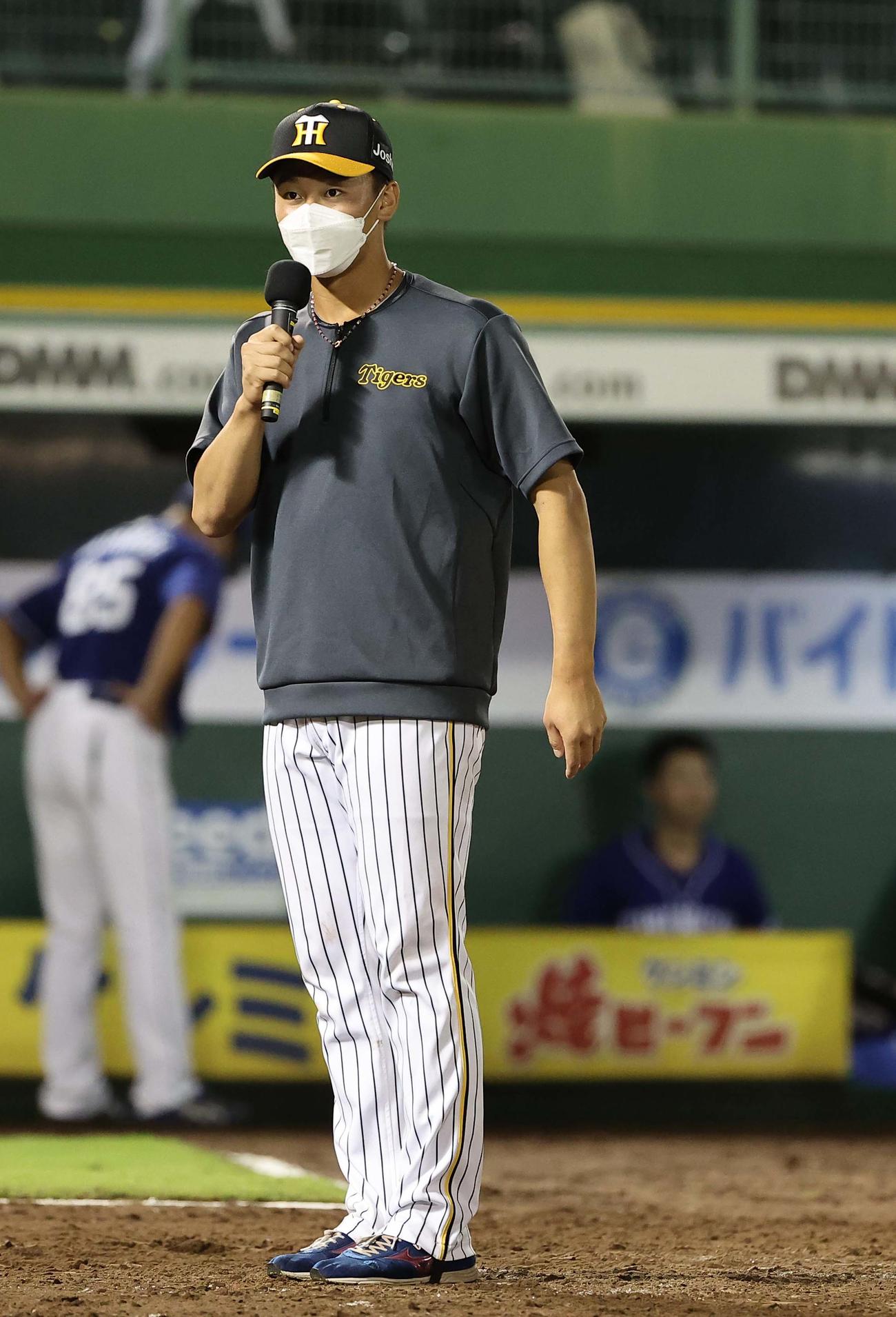 阪神対中日　中日に勝利した森木はマイクでファンにあいさつをする（撮影・上田博志）