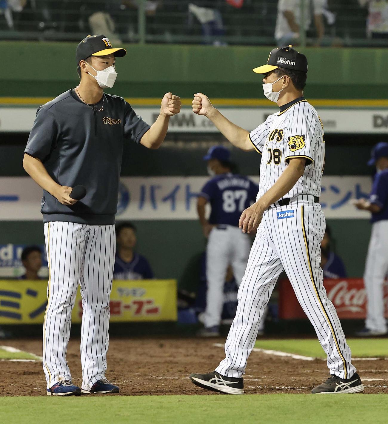 阪神対中日　中日に勝利した森木（左）は平田2軍監督とグータッチする（撮影・上田博志）