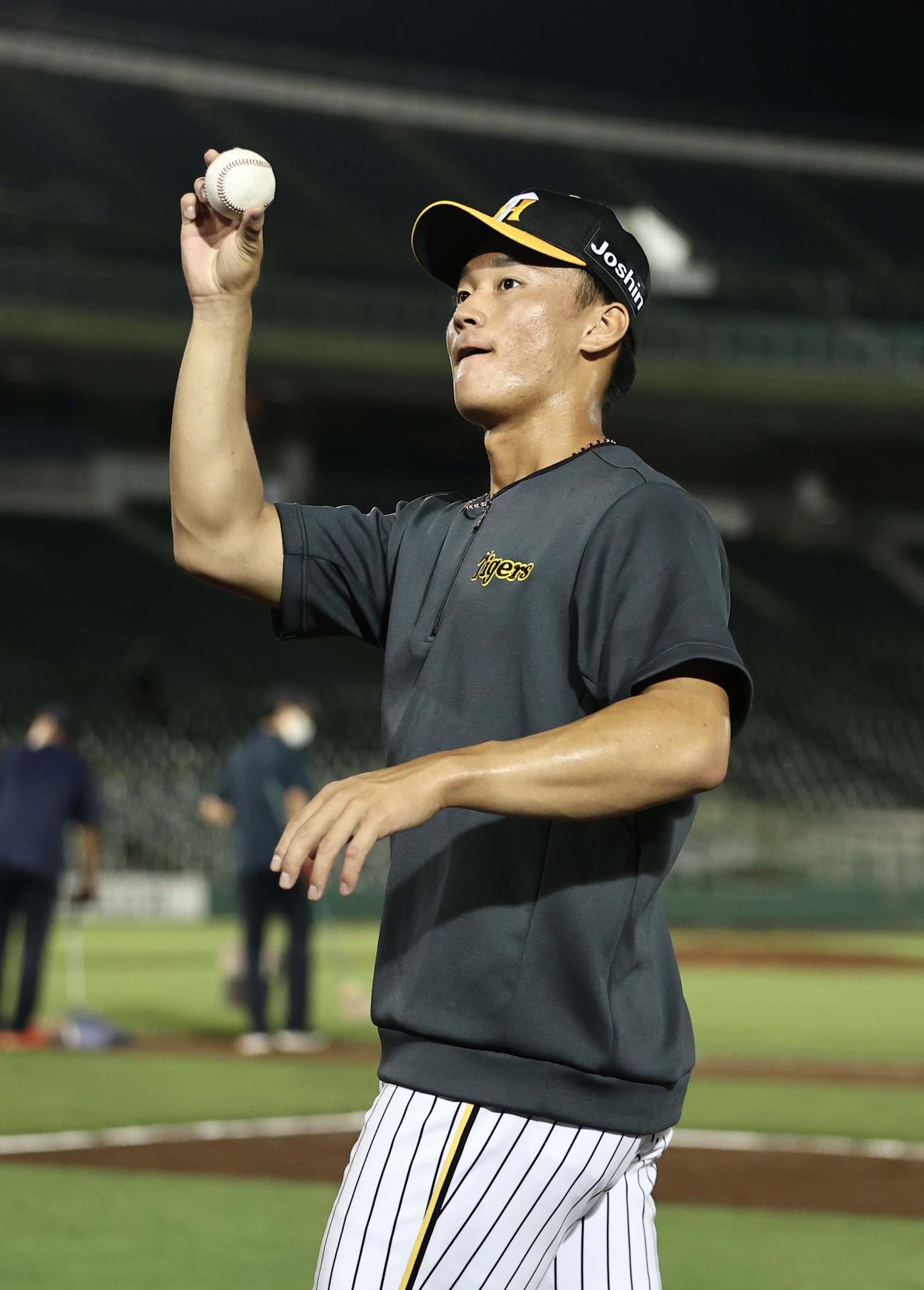 阪神対中日　中日に勝利した森木はスタンドにボールを投げ入れる撮影・上田博志）