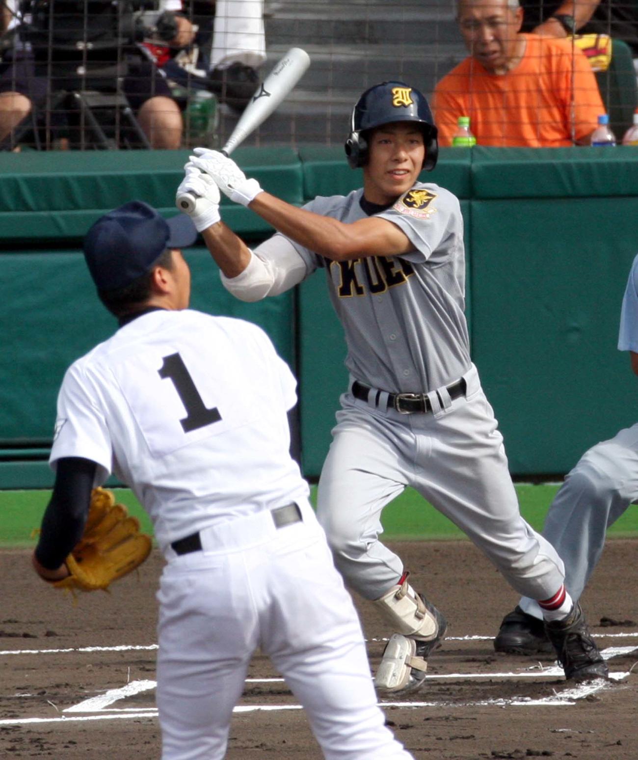 2008年、第90回全国高校野球選手権大会・1回戦　仙台育英対菰野　1回表仙台育英無死、左中間へ三塁打を放つ橋本到。菰野の投手は西勇輝