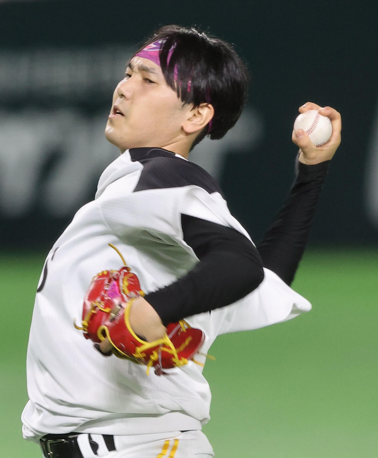 キャッチボールで調整する石川柊太（撮影・梅根麻紀）