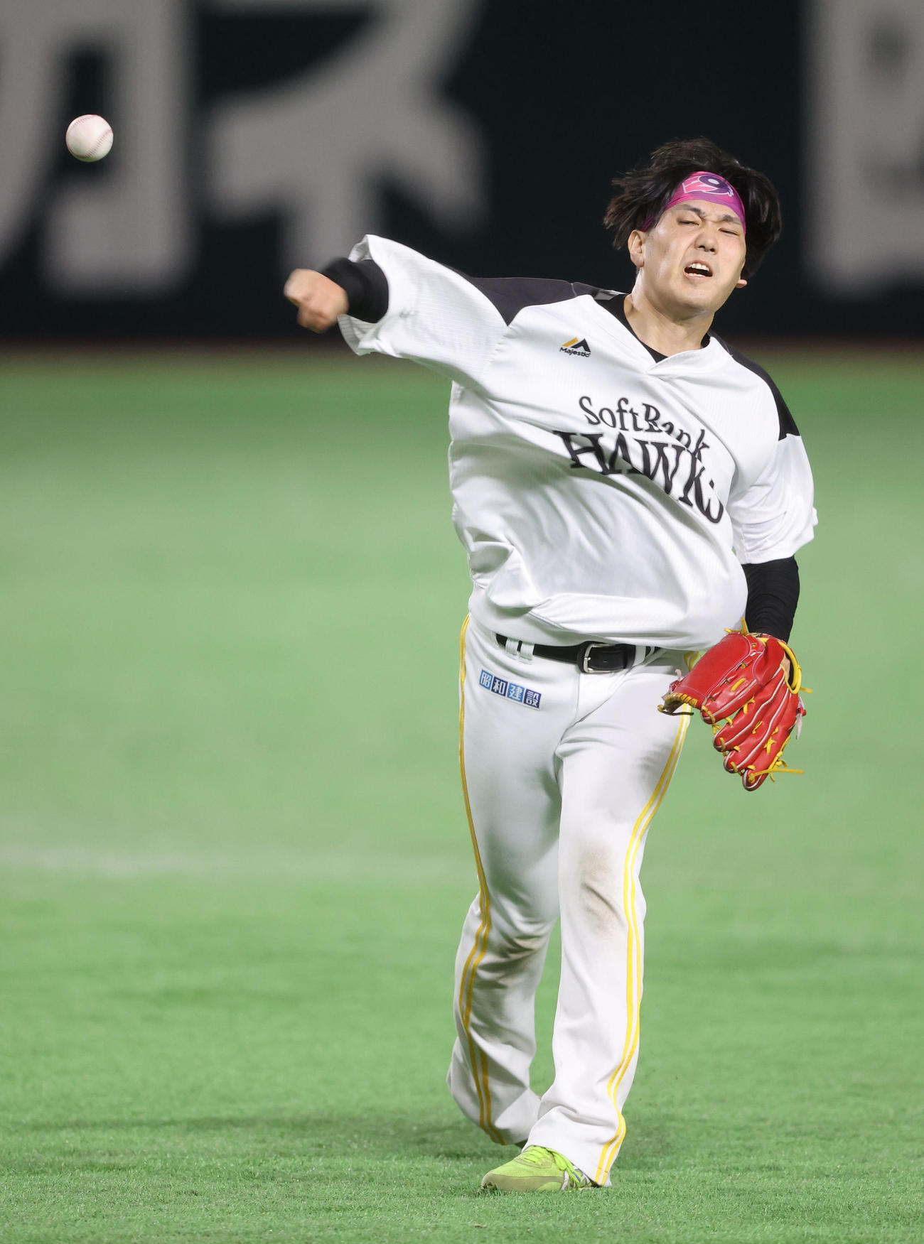 キャッチボールで調整する石川柊太（撮影・梅根麻紀）