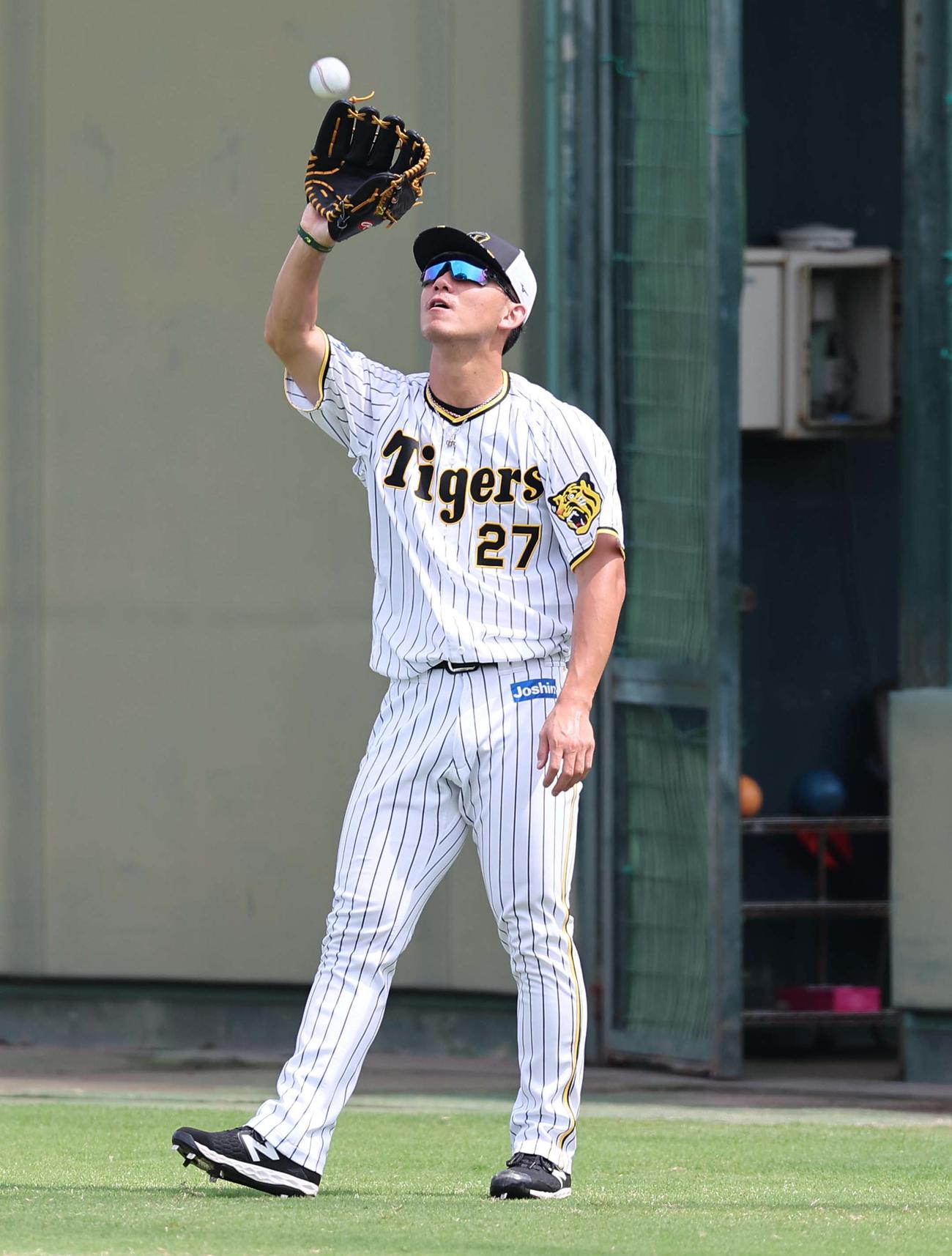 キャッチボールをして汗を流す伊藤将（撮影・上田博志）