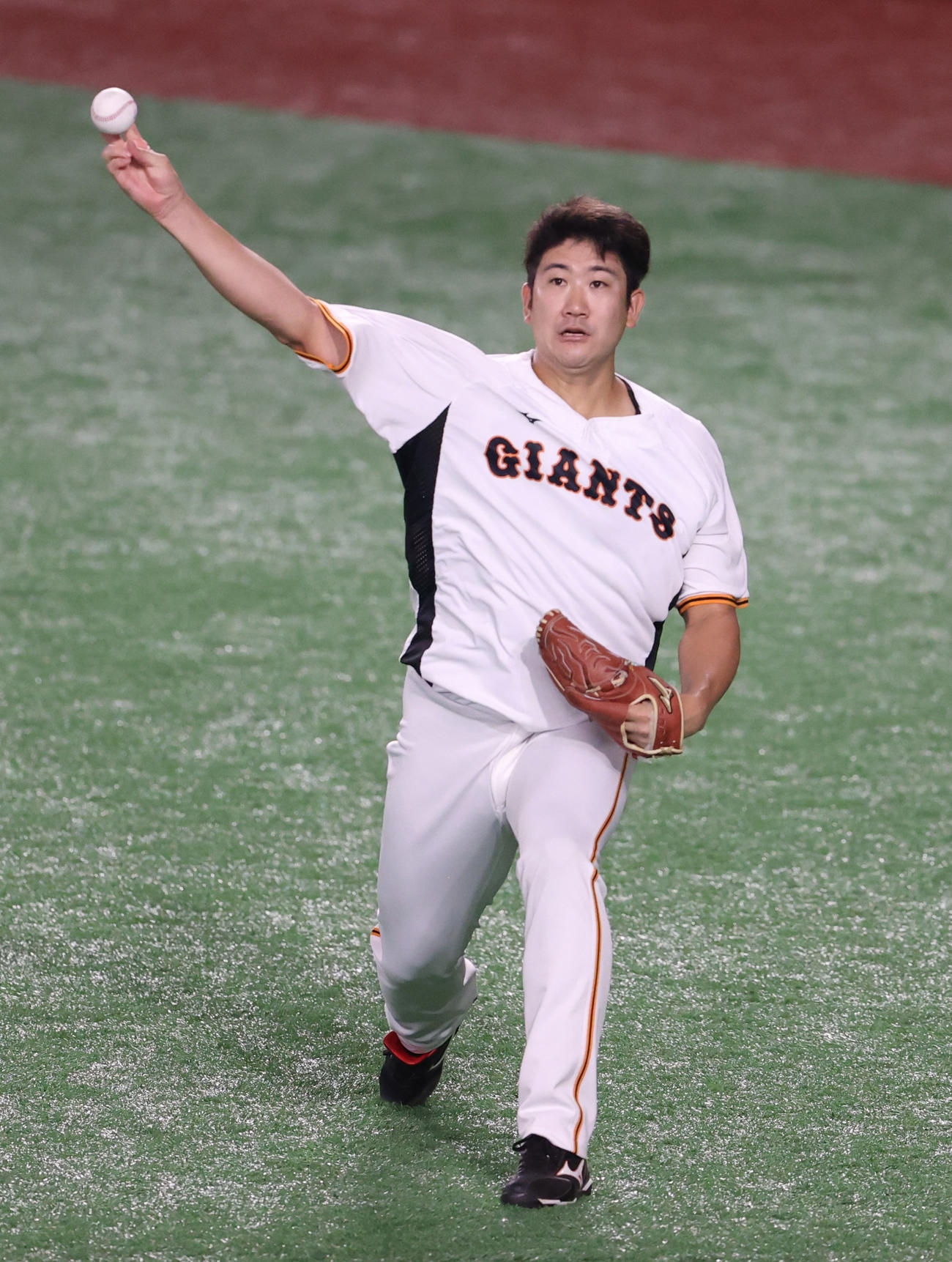 巨人対阪神　試合前の練習でキャッチボールをする菅野（撮影・狩俣裕三）