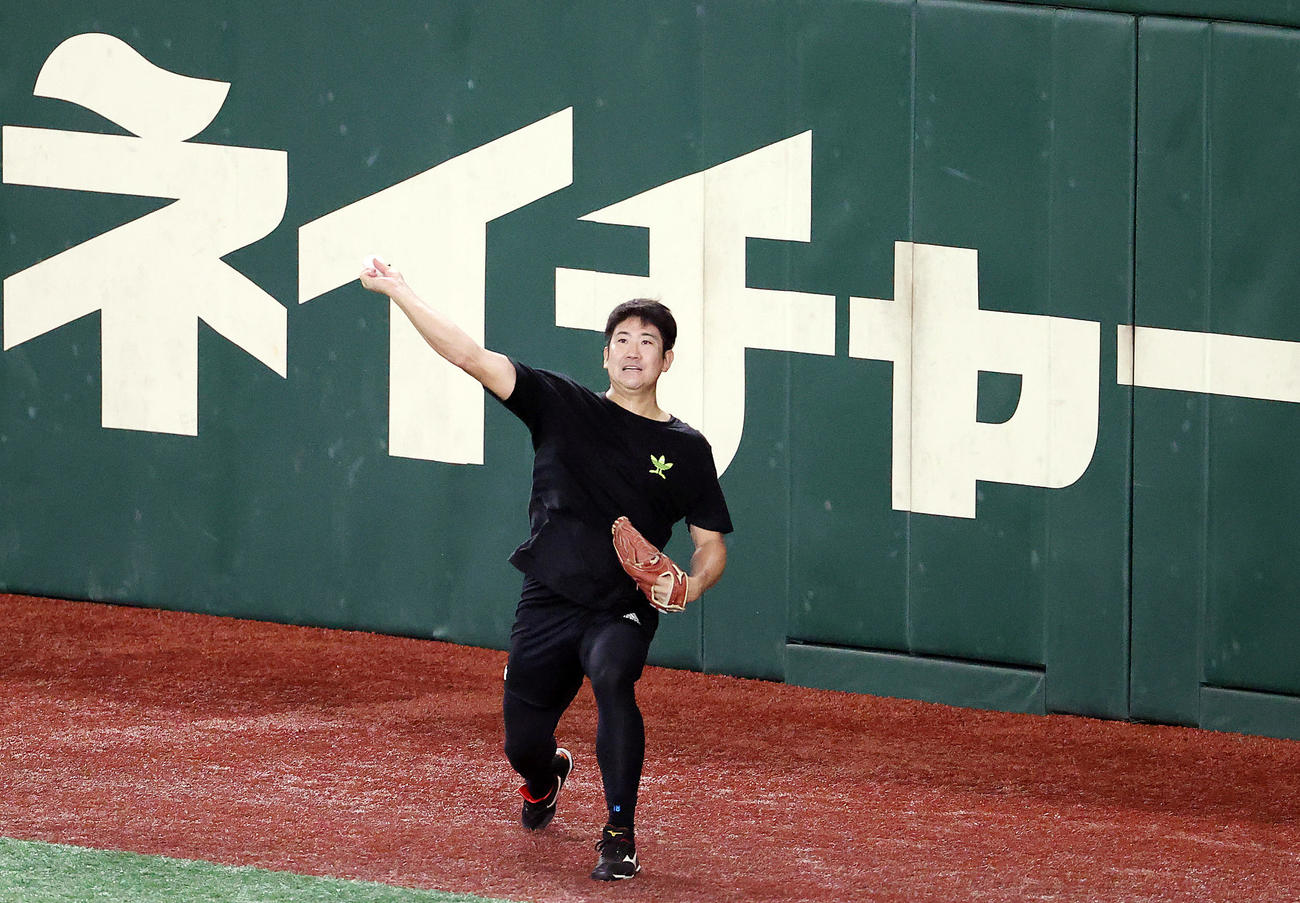 巨人対阪神　試合前の練習で遠投をする菅野（撮影・狩俣裕三）