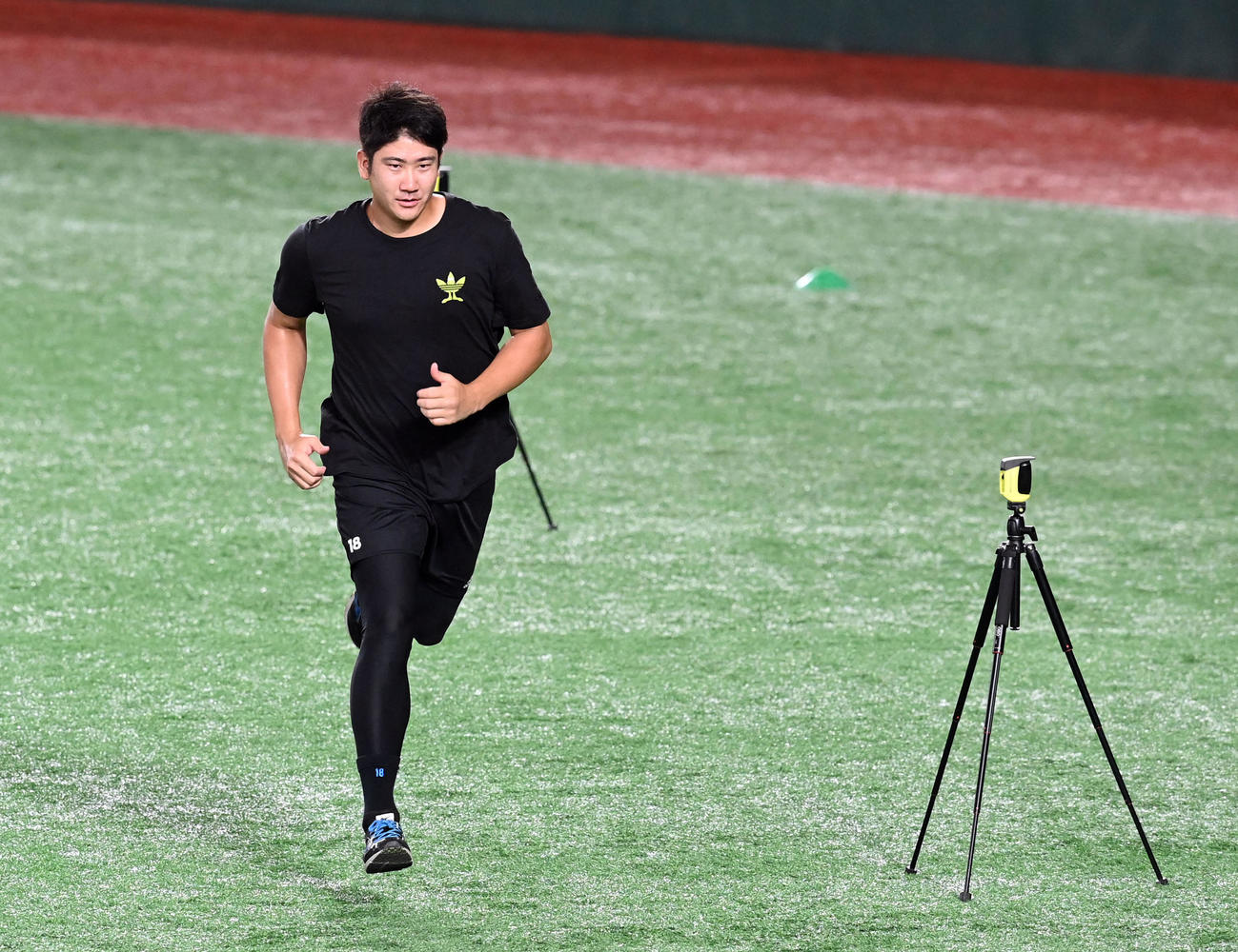 巨人対阪神　外野でダッシュをする巨人菅野（撮影・たえ見朱実）