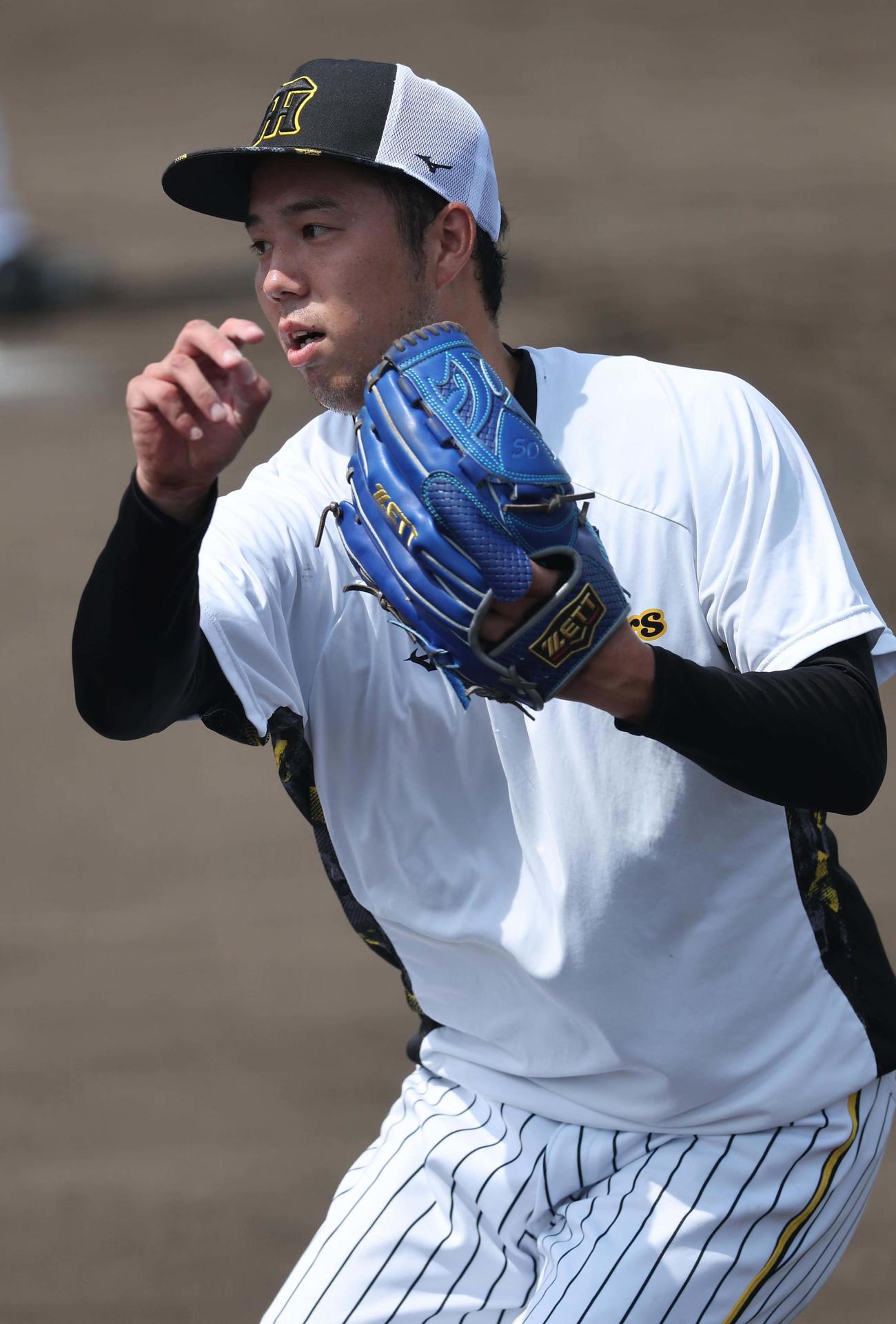 投内連係プレーの練習をして汗を流す青柳（撮影・上田博志）