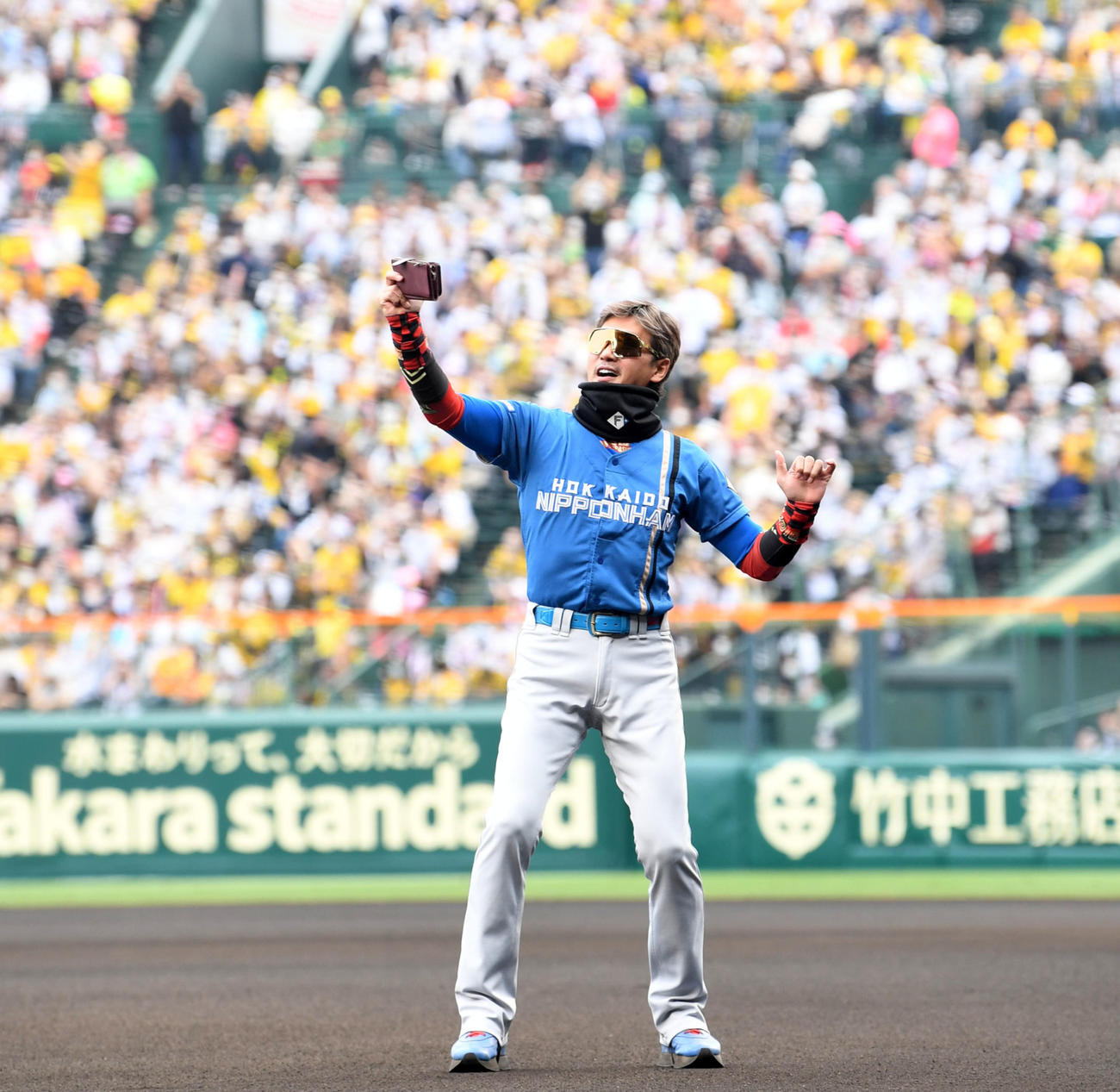 甲子園で自撮りする新庄監督（2022年6月5日撮影）