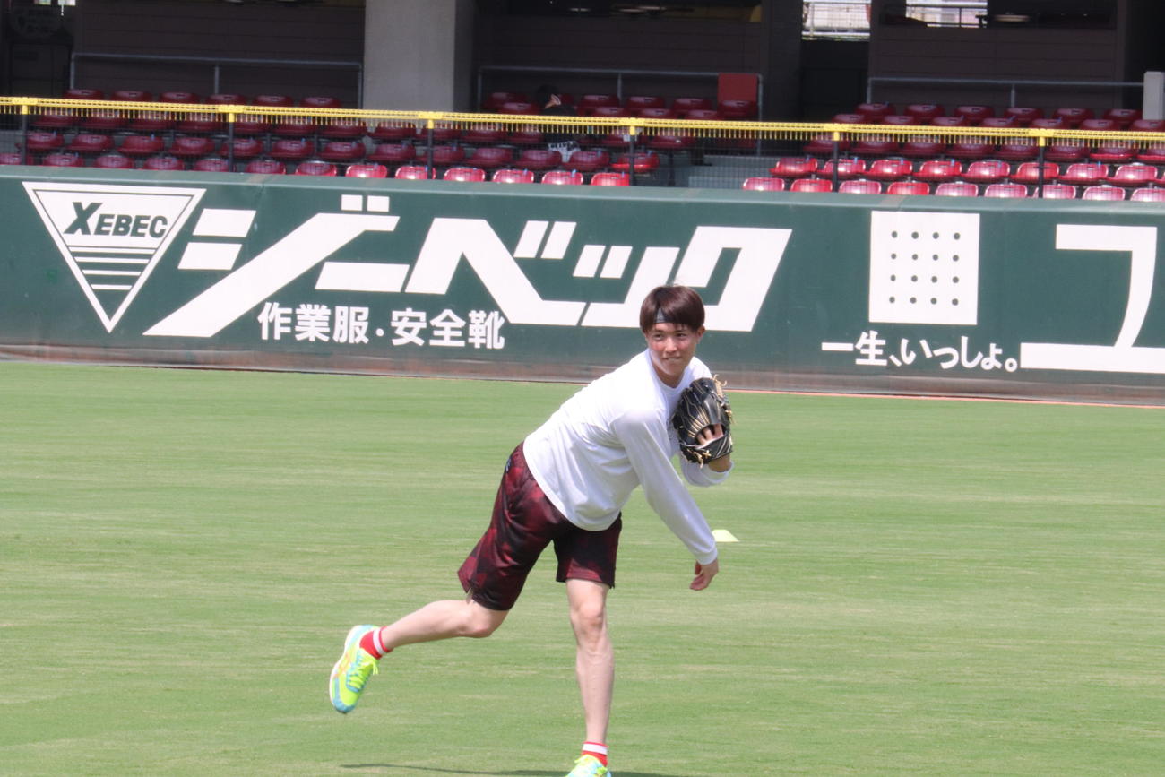 キャッチボールするする広島森下暢仁投手（撮影・前原淳）