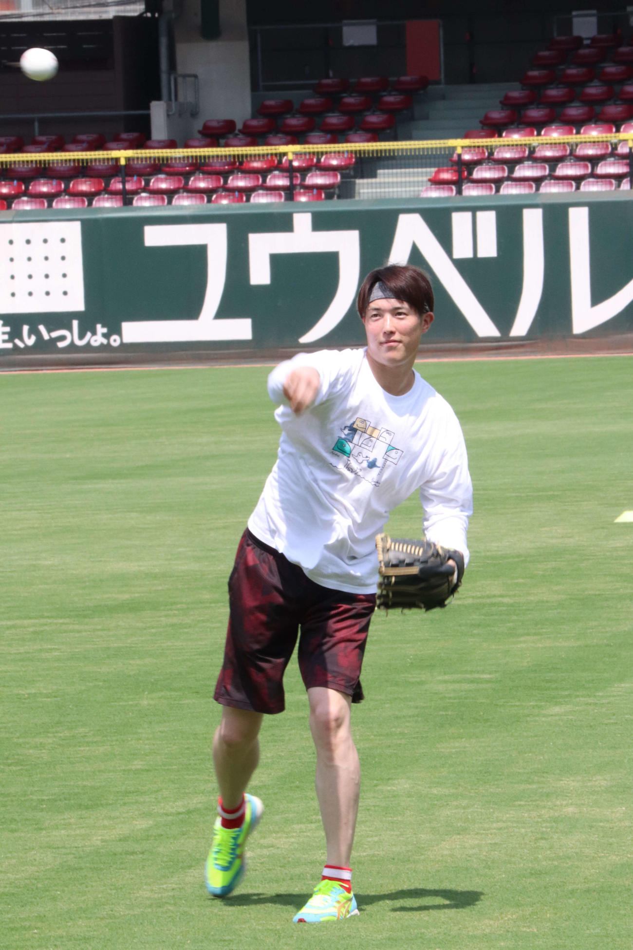 キャッチボールするする広島森下暢仁投手（撮影・前原淳）