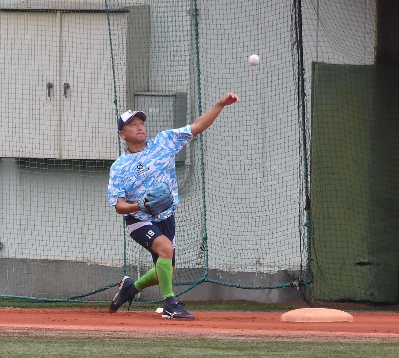 入念にキャッチボールを行うヤクルト石川（撮影・鈴木正章）