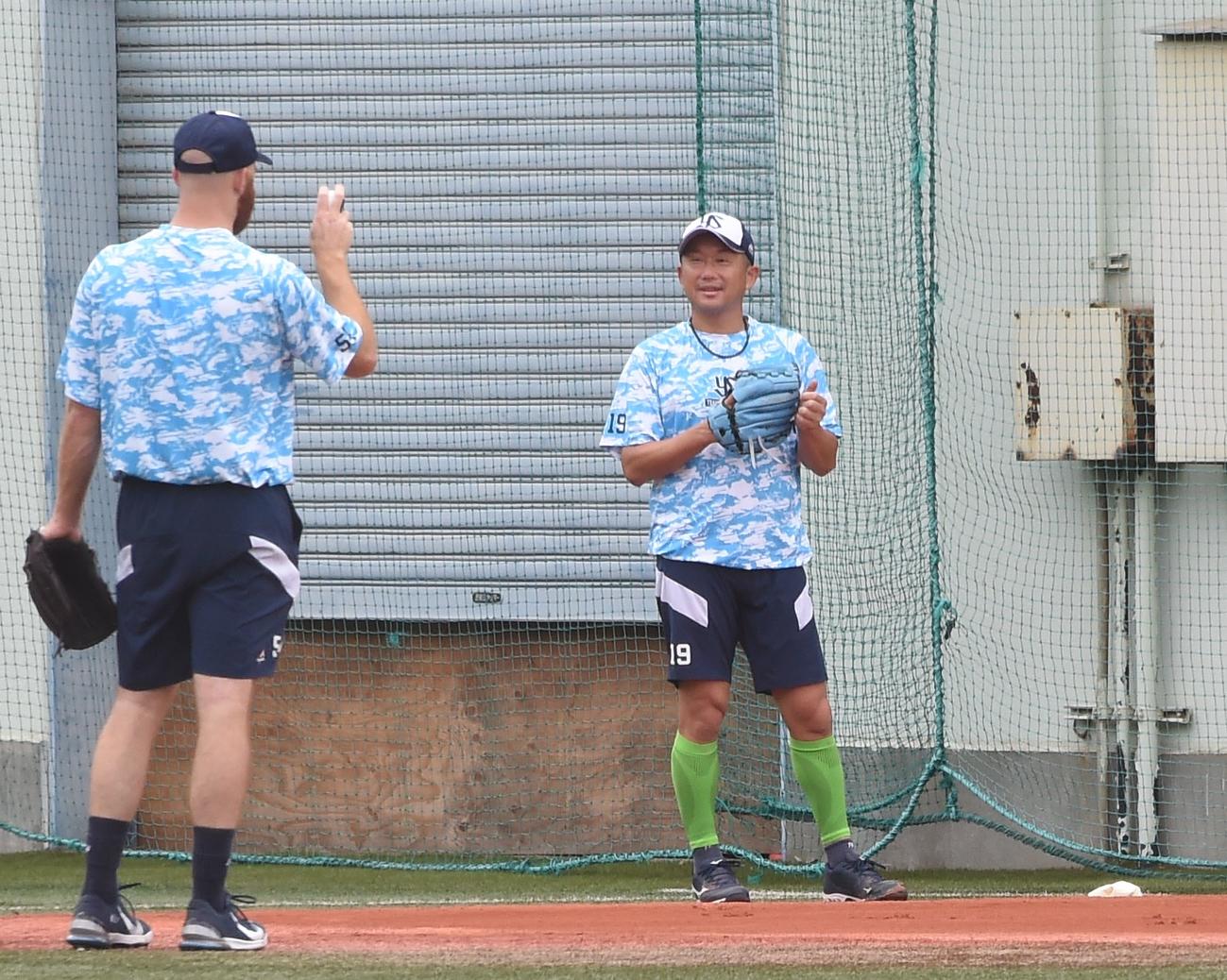 サイズニードと言葉を交わすヤクルト石川（撮影・鈴木正章）