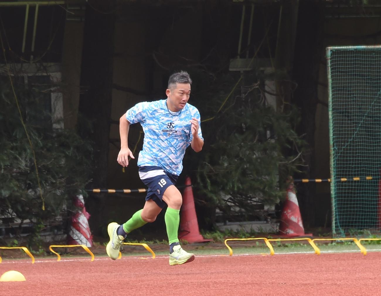 ダッシュを繰り返すヤクルト石川（撮影・鈴木正章）
