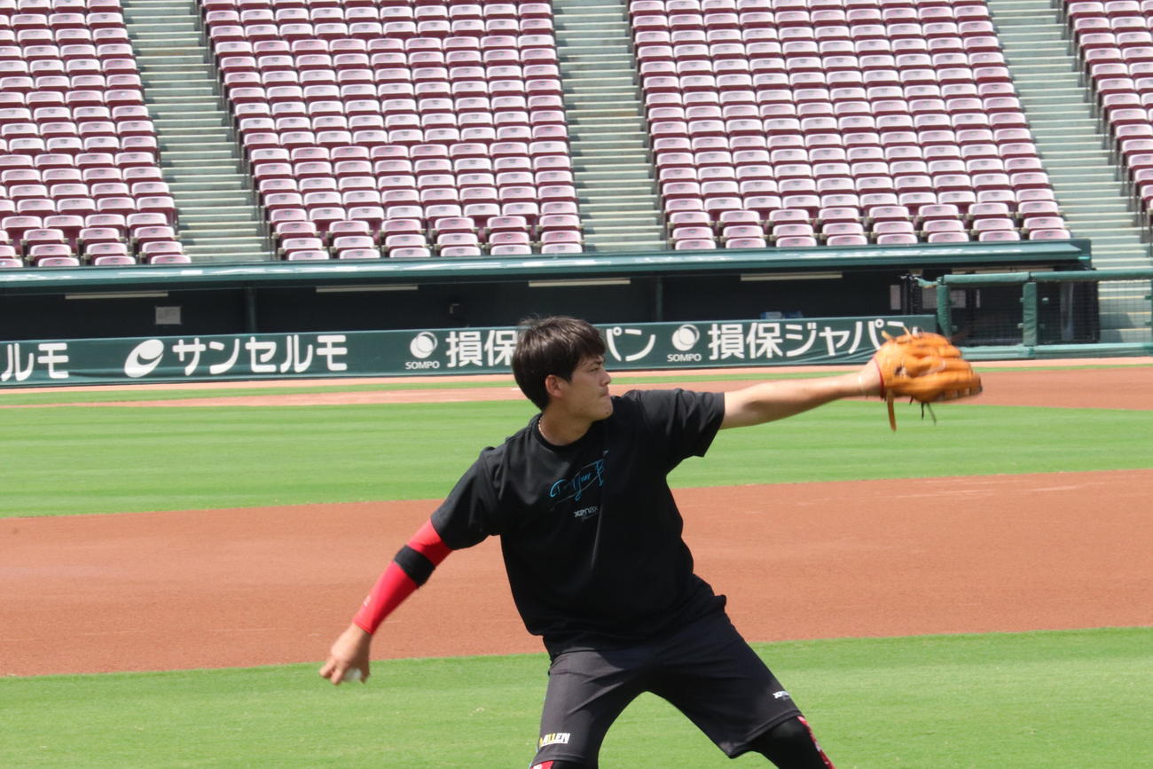 キャッチボールするする広島九里亜蓮投手（撮影・前原淳）＝2022年8月22日、マツダスタジアム