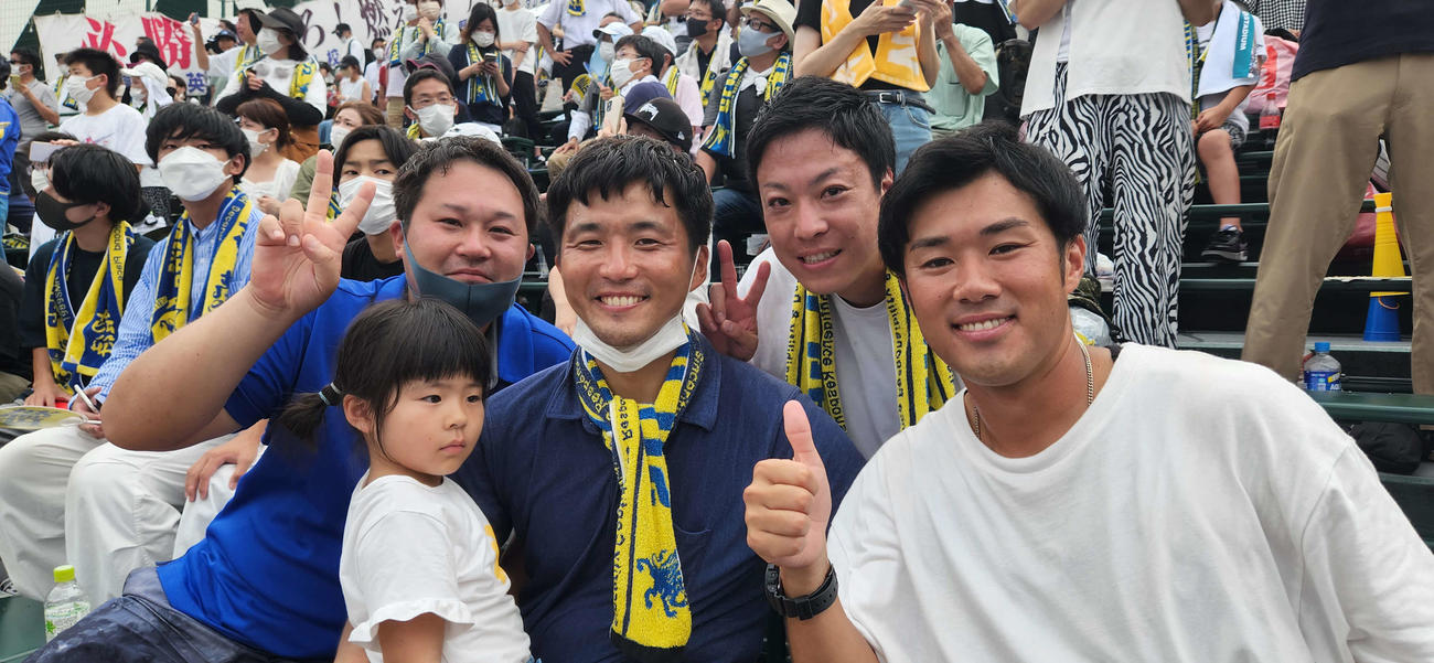 仙台育英アルプスで後輩たちに声援をおくる07年甲子園メンバー。左から加藤陽亮さん、根元健太郎さん、鹿間哲平さん、埼玉武蔵ヒートベアーズ由規（撮影・保坂淑子）