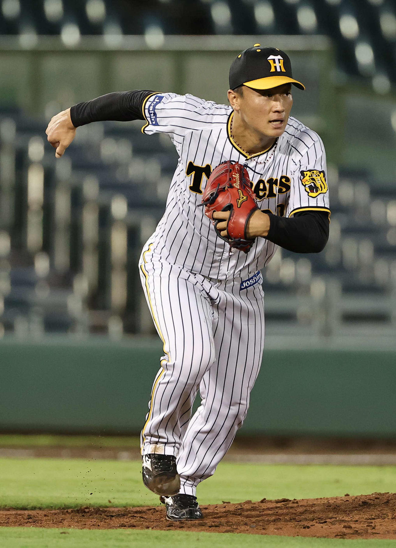 21日、ウエスタン・リーグ中日戦の4回、森木は滝野の打球で一塁ベースカバーにダッシュする