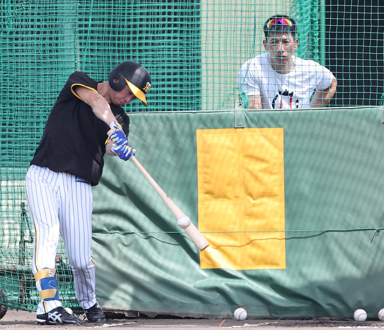矢野監督（右）のチェックを受けながらフリー打撃を行う近本（撮影・上田博志）