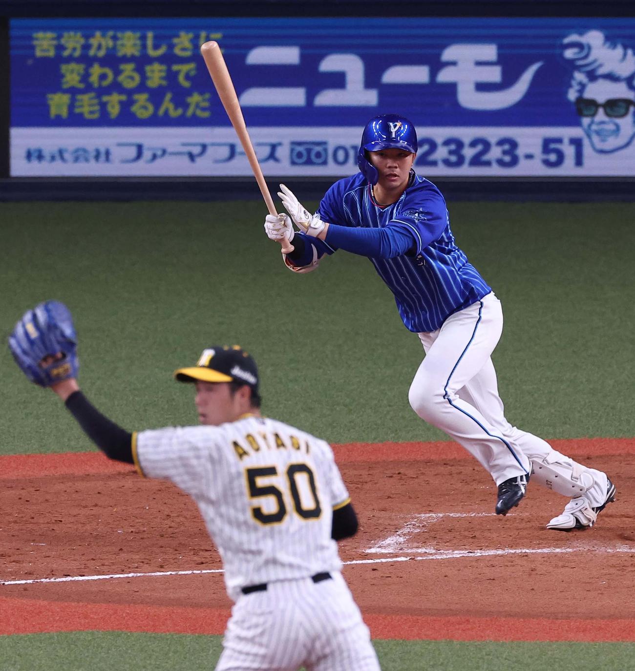 阪神対DeNA 5回表DeNA2死、楠本は中前安打を放つ（撮影・上田博志）