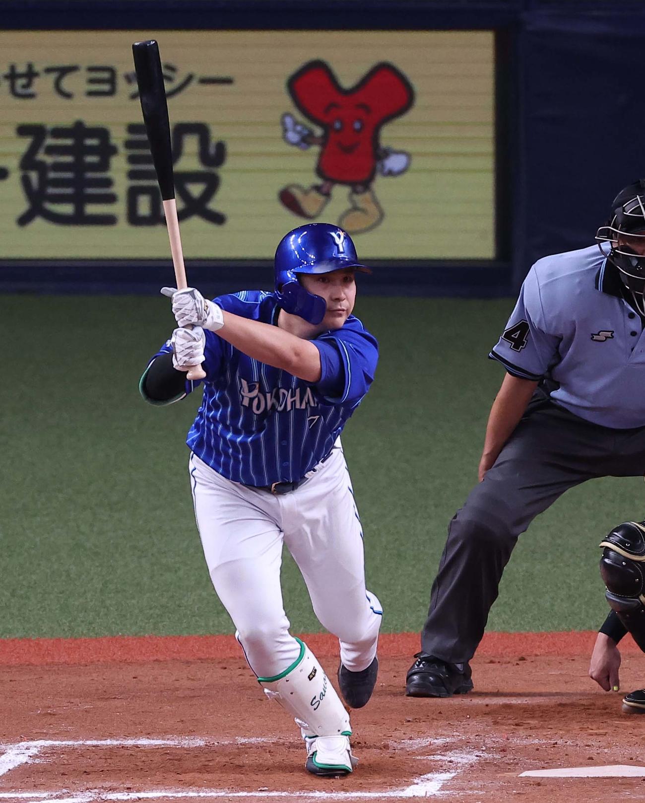 阪神対DeNA 7回表DeNA2死、佐野は左前安打を放つ（撮影・上田博志）