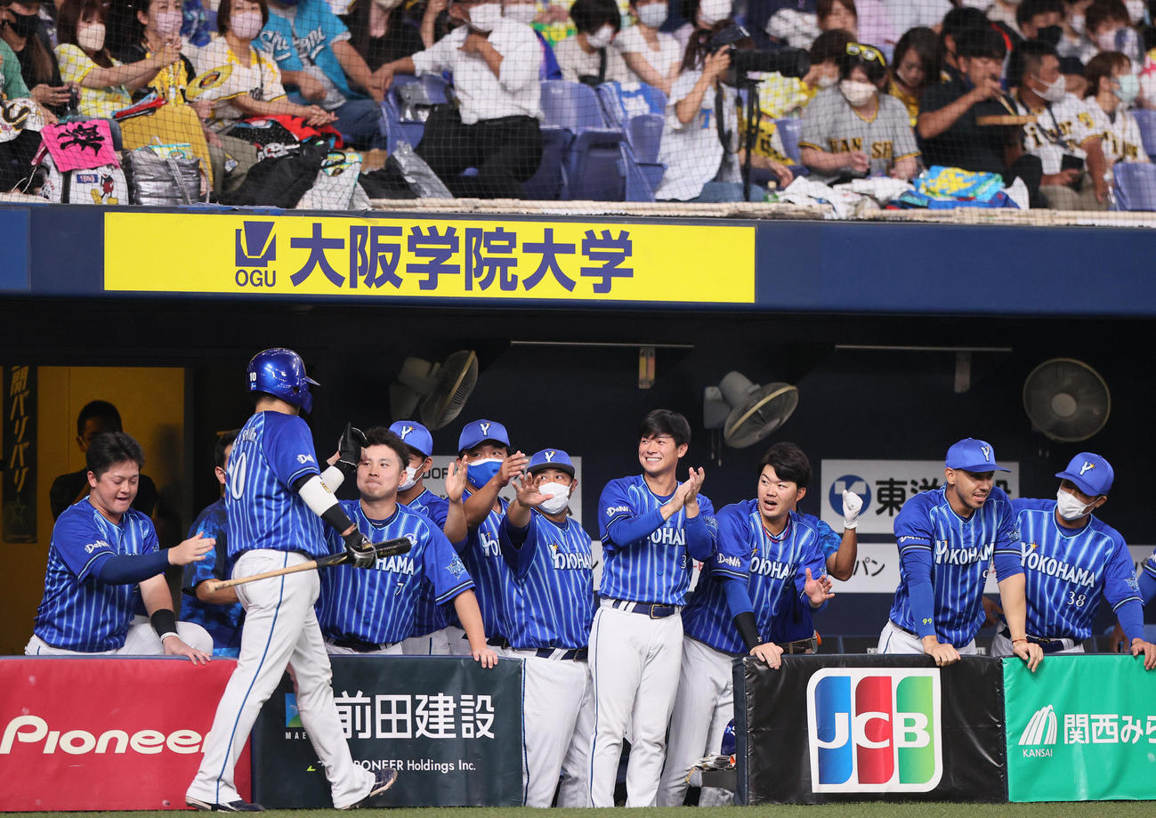 阪神対DeNA 2回表DeNA2死一、三塁、今永の左前適時打で生還の戸柱（手前）はナインの出迎えを受ける（撮影・上山淳一）