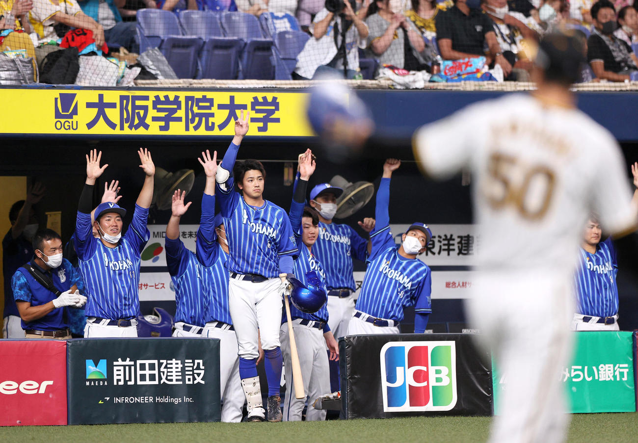 阪神対DeNA 3回表DeNA2死一、二塁、戸柱の左前適時打で盛り上がるDeNAナイン（撮影・上山淳一）