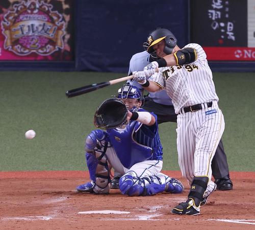 阪神対DeNA 4回裏阪神2死一塁、原口は右前安打を放つ（撮影・上田博志）