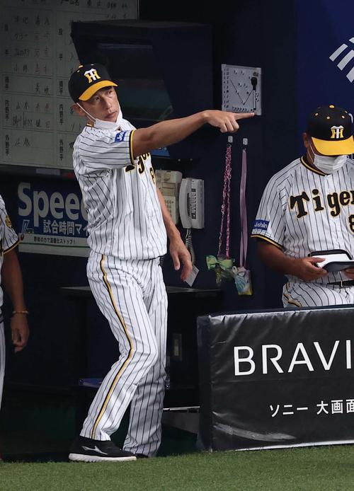 阪神対DeNA　選手交代を告げる矢野監督（撮影・上田博志）