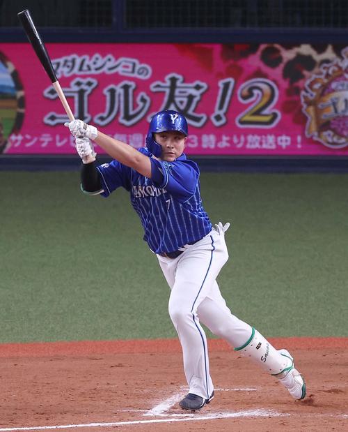 阪神対DeNA 9回表DeNA2死、佐野は右中間へソロ本塁打を放つ（撮影・上田博志）
