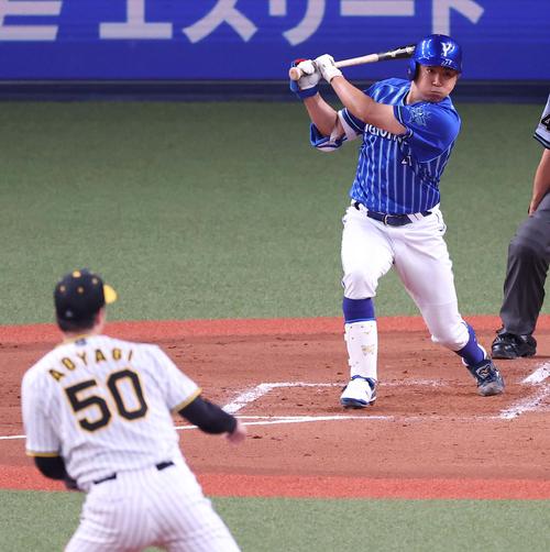 阪神対DeNA 2回表DeNA2死一、三塁、今永は左前に適時打を放つ（撮影・上田博志）
