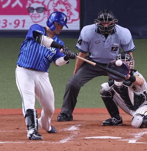阪神対DeNA 3回表DeNA2死一、二塁、戸柱は左前に適時打を放つ（撮影・上田博志）
