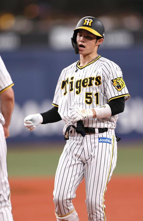 阪神対DeNA 3回裏阪神2死、中野は右前打を放ち喜ぶ（撮影・上山淳一）