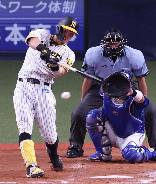 阪神対DeNA 4回裏阪神1死、佐藤輝は右前安打を放つ（撮影・上田博志）