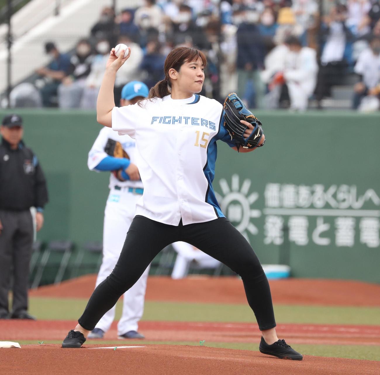 日本ハム対オリックス　始球式を務めた女子アイスホッケーの浮田（撮影・黒川智章）