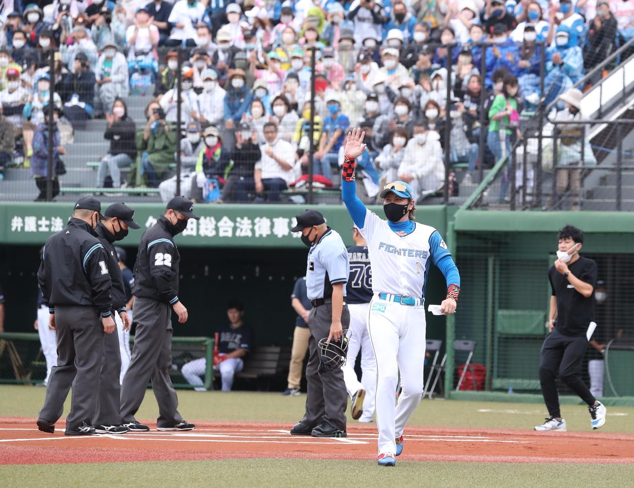 日本ハム対オリックス　スタンドのファンに手を振る新庄監督（撮影・黒川智章）