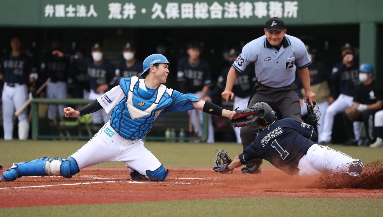 日本ハム対オリックス　3回表オリックス1死満塁、中川圭の右飛で古川裕がタッチアップした福田を本塁で補殺する。捕手清水（撮影・黒川智章）