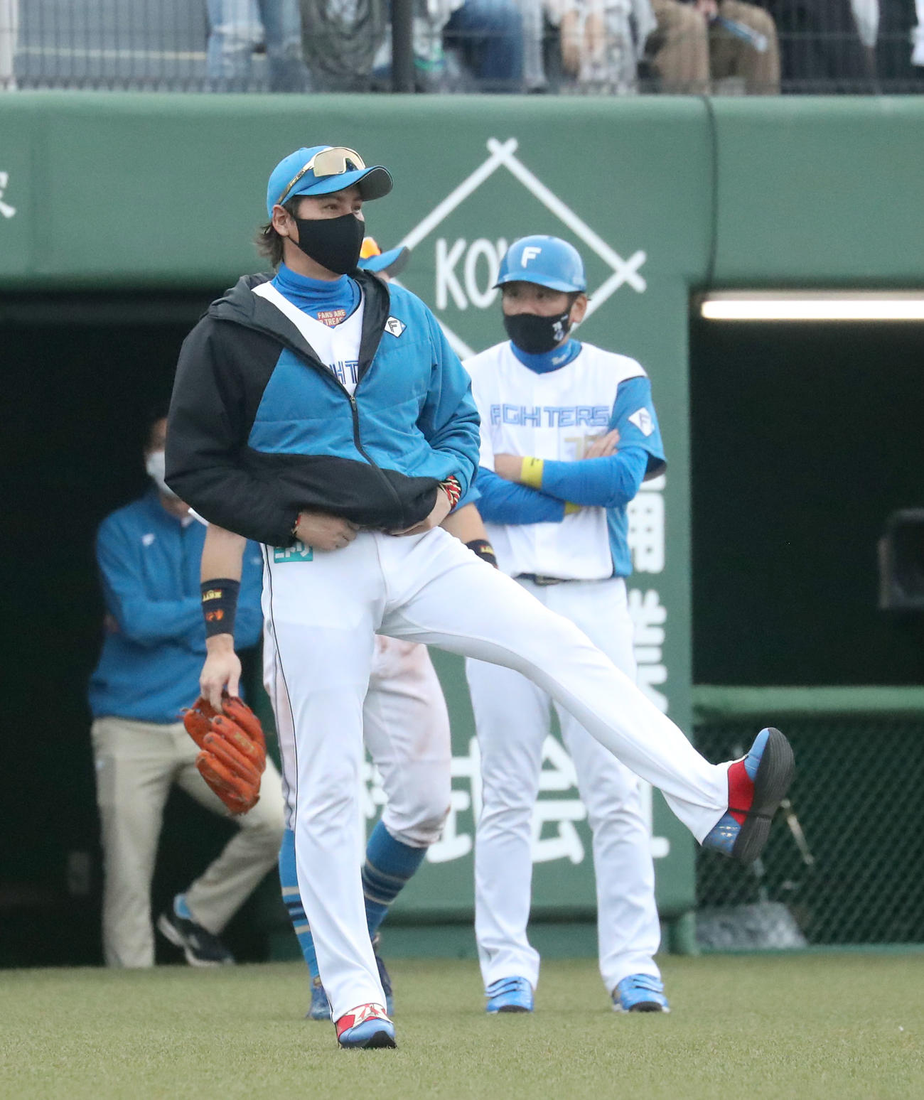 日本ハム対オリックス　日没コールドの協議が始まり残念そうな新庄監督（撮影・佐藤翔太）