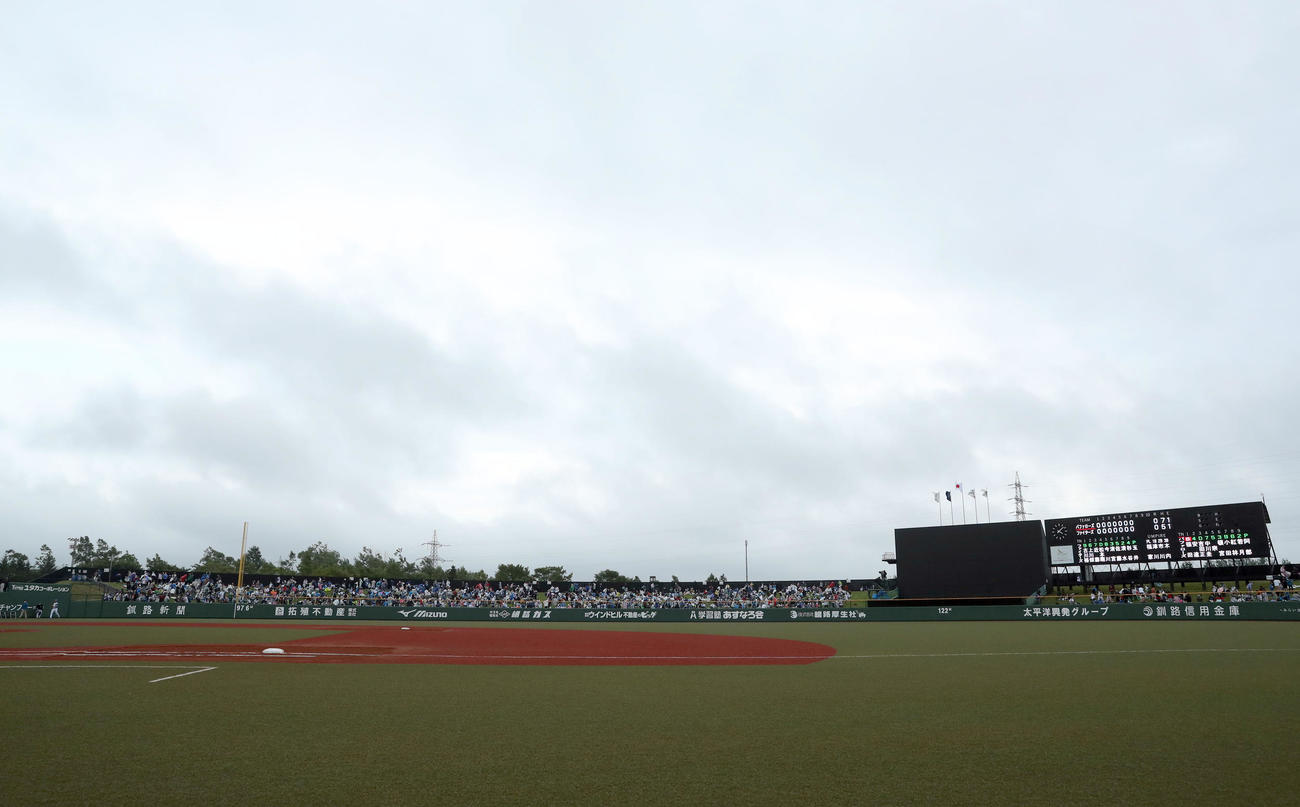 日本ハム対オリックス　7回日没コールドで引き分けに終わる釧路市民球場（撮影・佐藤翔太）